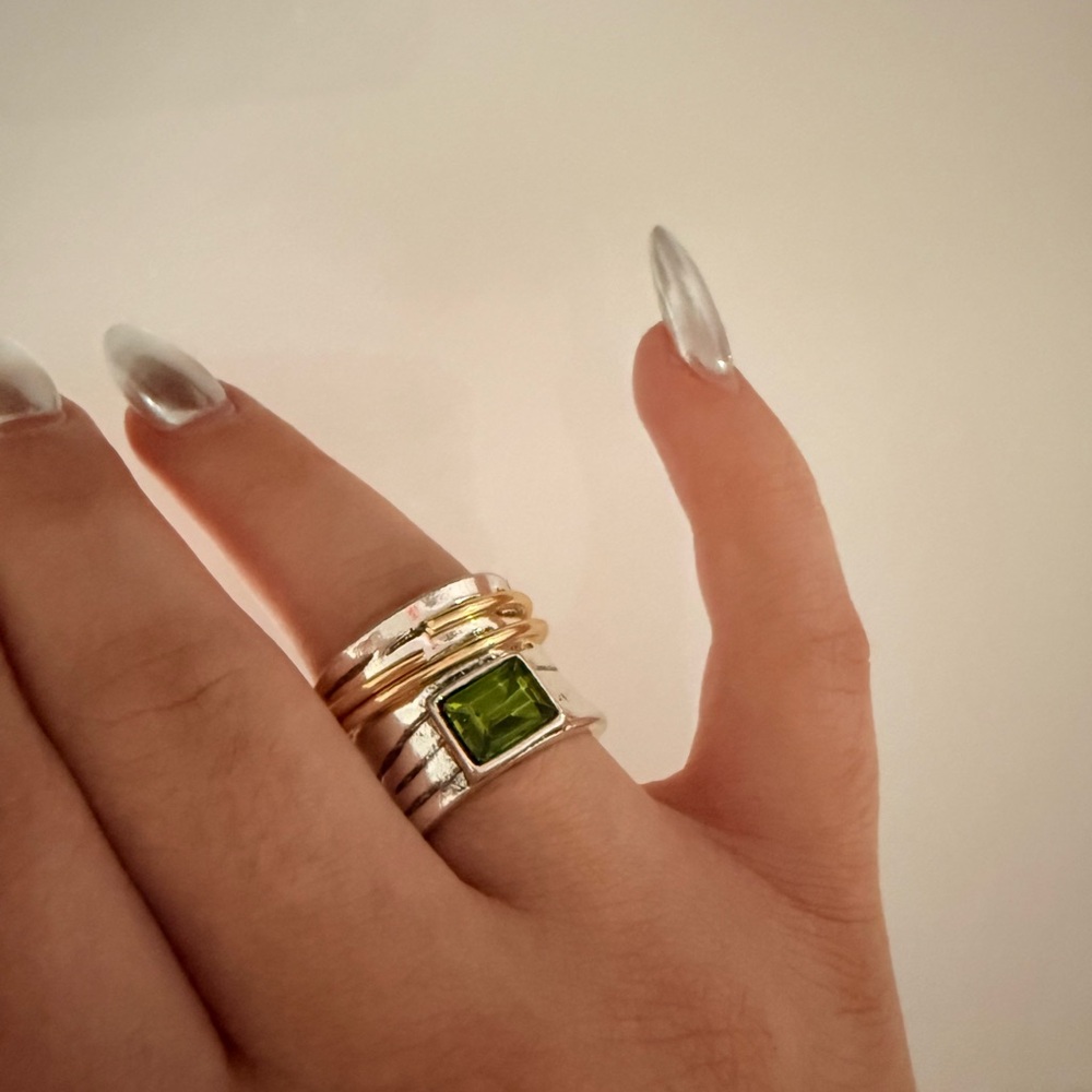 Elegant Silver and Gold Ring with Green Gemstone